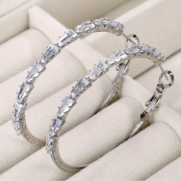 SPARKLING GRADIENT SQUARE CUT HOOP EARRINGS - Picture 3 of 11